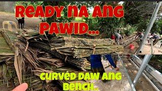 Medyo pinahirap amg upuan sa kubo  Kasya na kaya ang pawid na dinala nila?