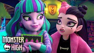 Draculaura Invites Twyla to the Creepover Party  Monster High