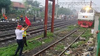 SWITCH OVER STASIUN TAMBUN  KERETA API TERLAMBAT & ANTRIAN BERJALAN SEPUR SALAH‼️PART 2