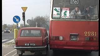 Autobus przegubowy potrafi przestawić samochód