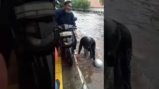 Mandi di banjir jakarta #tiktok #short #viral