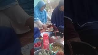 makan di depan rumah ce kokom