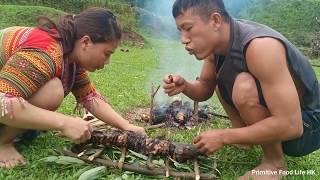 Primitive Life Dig Cracks Finding Fish With Eggs - Catch Catfish With Eggs - Eating Delicious