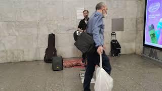 Би-2 - Скользкие улицы - Александр Васин - Ночной Кит - спел под гитару #кавер песни в #metro Москвы