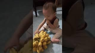 Anak kecil pengen makan pisang entot