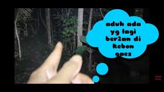 Mergokin pasangan anu lagi berduan di kebon