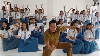 pak abing dan murid tari tradisional kolaborasi musik jedag jedug  smkn 12 surabaya