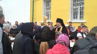 Иеромонах Макарий освящает куличи в Великую субботу