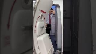 Pramugara ganteng lion air  Tutup pintu pesawat boeing‼️ #pramugari #pramugara #super #cabincrew