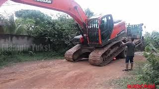 Excavator Doosan turun dari Mobil