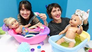 Bebek videoları. Baby Born oyuncak bebekler ile banyo zamanı. Bebek bakma oyunu