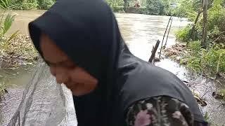 banjir besar bukannya takut malah cari ikan diair yang deras banget