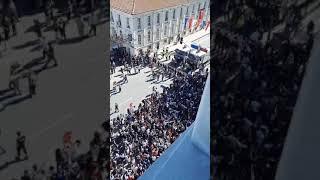 Beşiktaş taraftarı  Sık bakalım biber gazı sık bakalım jopunu bırak delikanlı kim bakalım