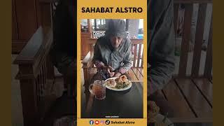 PAK POLISI AJAK PRIA PEMULUNG Untuk Makan Bareng Karena Kasihan Lihat Pria Itu Seperti Kelaparan