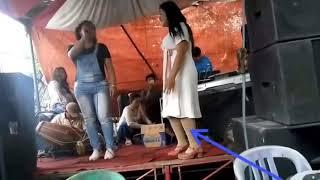 Video Lucu Biduan Dangdut CD nya Melorot saat nyanyi