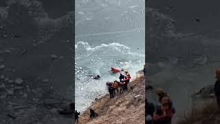Машина с туристами упала в озеро Гижгит  Двое погибших  Кабардино-Балкария  С.Былым  МЧС