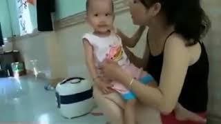 mentili anak di dapur sambil masak