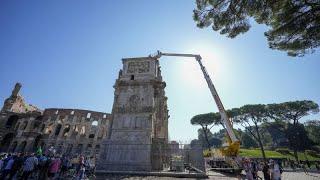 Nubifragio su Roma un fulmine danneggia lArco di Costantino staccati alcuni frammenti