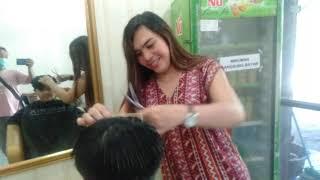 KEMBALI LAGI DENGAN.. WARIA YANG SATU INI OCTAVIANI...... SEDANG MENGUNTING RAMBUT PELANGGAN SALON..