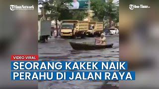 Viral Seorang Kakek Naik Perahu di Jalan Raya Kota Banjarmasin