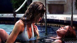Scène de combat emblématique entre Neve Campbell et Denise Richards dans la piscine