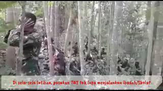 Di Sela-Sela Latihan Prajurit TNI Tak Melupakan Ibadah