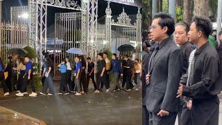 Hàng ngàn người đội mưa Ngọc Sơn cùng Quách Tuấn Du đến viếng tang Tổng Bí thư Nguyễn Phú Trọng