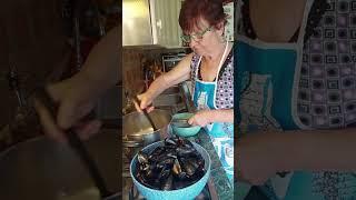 Zuppa di cozze con crostini e spaghetti 