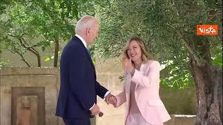 Giorgia Meloni accoglie con una battuta Biden Non si fanno aspettare le donne...