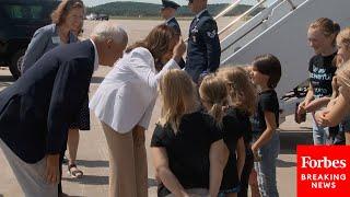 JUST IN Kamala Harris And Tim Walz Meet With Children Upon Arrival To Eau Claire Wisconsin