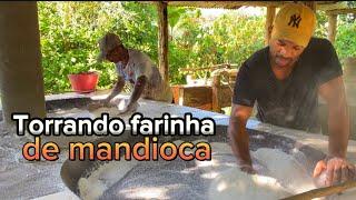 Torrando farinha de mandioca de forma manual  Processo maravilhoso PARTE 2