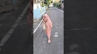 Adek Alya Berjalan Membawa Keris