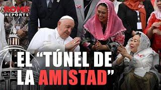 Francisco ante el “túnel de la amistad” que une mezquita y catedral de Yakarta