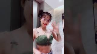 ABG tiktok pamer belahan dada