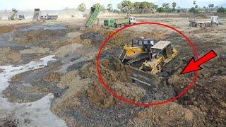 Activities Incredible Strong Machine Good Project Work Fast Komatsu and Excavator Move soil in mud