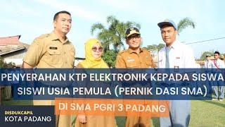 PENYERAHAN KTP ELEKTRONIK KEPADA SISWA SISWI USIA PEMULA PERNIK DASI SMA DI SMA PGRI 3 PADANG