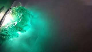 طريقة معرفة الحجر الكريم - حجرالزمرد -عن طريق توهج الضوء  Watch how the Colombian emerald glows