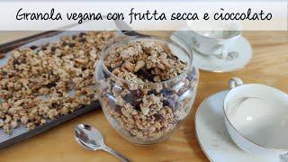 GRANOLA VEGANA con frutta secca e cioccolato   Croccante e profumata 