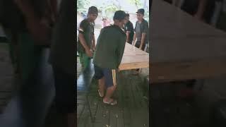 Gotong royong mindahin meja kayu nangka