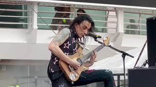 BLABBERMOUTH.NET -- Nuno Bettencourt Performs Rise Solo Live For First Time