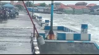 SUASANA PELABUHAN PULAU MANDANGIN SAMPANG