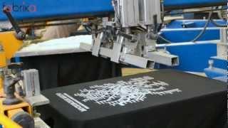 Печать футболок на автоматическом станке. Шелкография на футболках . Automatic printing of T-shirts.