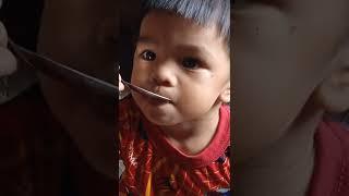 bayi 2 tahun 4 bulan makan sendiri 