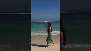 aura kasih cantik saat di pinggir pantai