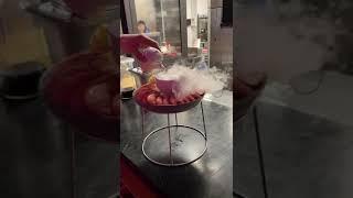 Сухой лед подача морепродуктов. Dry ice serving a dish with seafood shrimps.