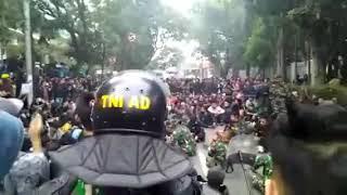 Mahasiswa vs TNI - aksi mengharukan Tentara lepas Rompi