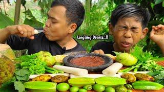 Rujak pohon pisang mentah + batang pepaya + belimbing + selada + gandaria + sambal terasi