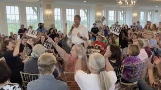 Beto O’Rourke swears at Greg Abbott supporter who heckled him