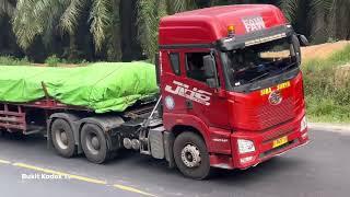 Truck Trailer. Penari Lintas Beraksi Di Bukit Kodok