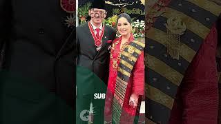 Pesona Annisa Pohan Temani AHY Dapat Penghargaan Cantik dengan Kebaya Merah & Kain Ulos